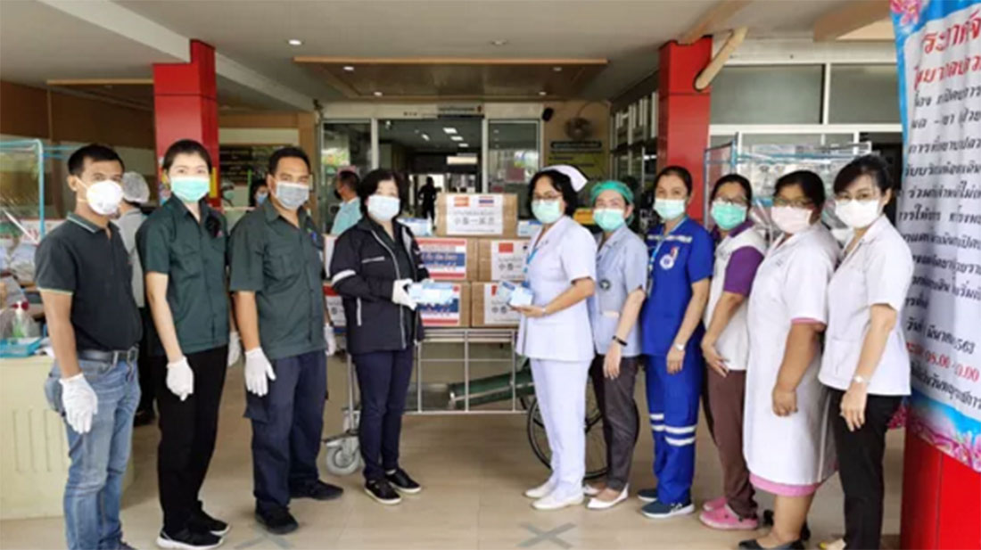 Chen Hua, general manager of ZC Rubber Thailand, presented masks to the local hospital.